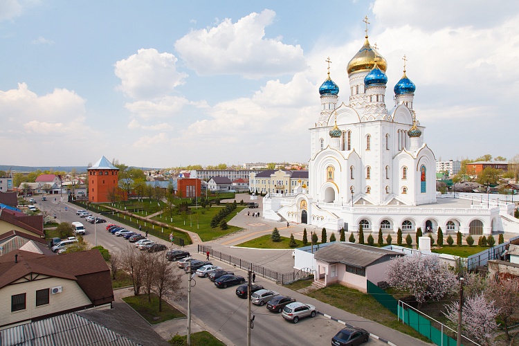 С видом на меловые горы и храм с балконом