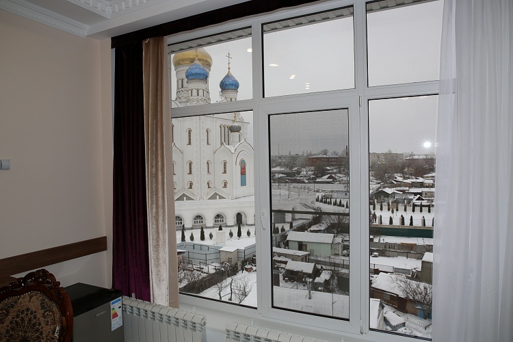 С видом на центр города и храм