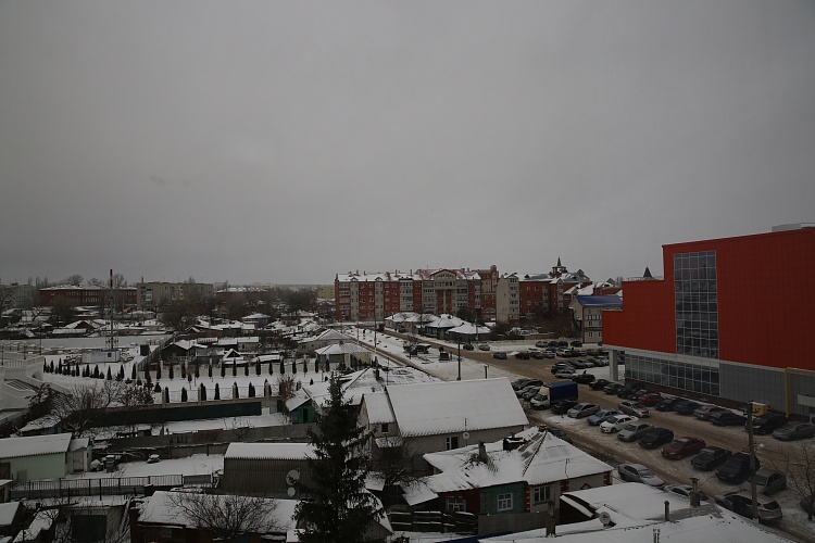 С видом на центр города и храм