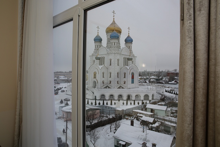 С видом на центр города и храм