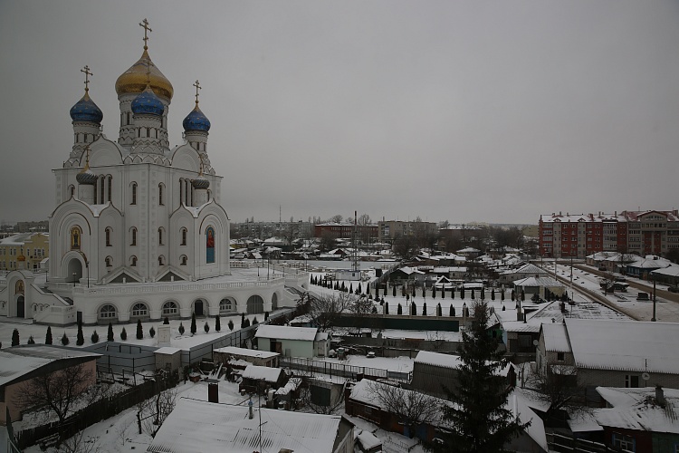 С видом на центр города и храм