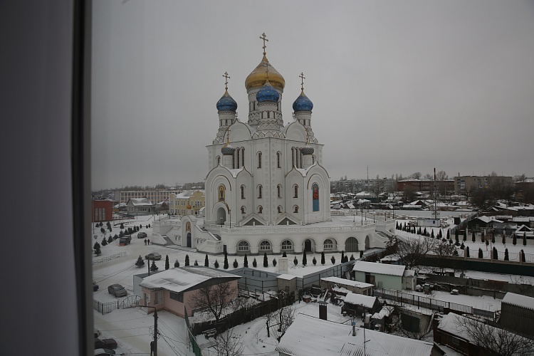 С видом на центр города и храм